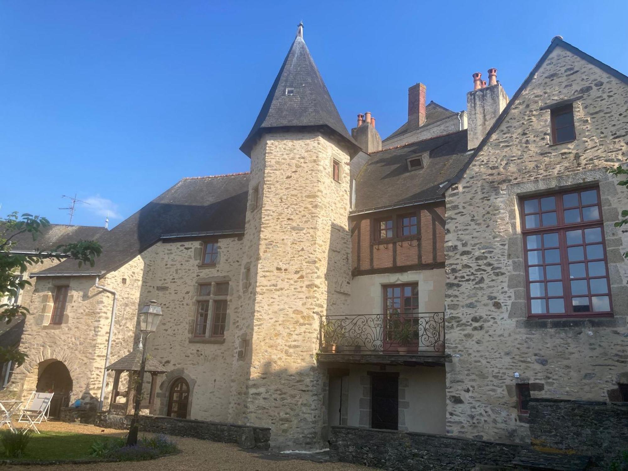 Bed and Breakfast Le Logis Du Vassal Лаваль Экстерьер фото